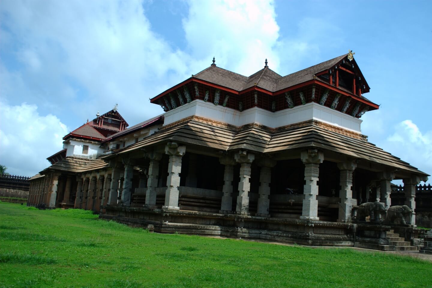 Saavira Kambada Basadi / Thousand Pillars Temple